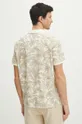 Bavlnené polo tričko pánske so vzorom s textúrou béžová farba <p>100 % Bavlna</p>