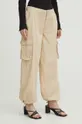 Bavlnené nohavice dámske jogger s vreckami cargo béžová farba béžová