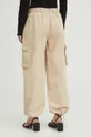 Bavlnené nohavice dámske jogger s vreckami cargo béžová farba <p>100 % Bavlna</p>