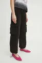 Bavlnené nohavice dámske jogger s vreckami cargo čierna farba čierna