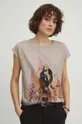 T-shirt bawełniany damski by Karolina Liczman, Grafika Polska kolor beżowy beżowy