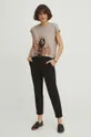 Bavlněné tričko dámské z kolekce Graphics Series béžová barva <p>100 % Bavlna</p>