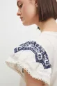 beżowy T-shirt bawełniany damski z domieszką elastanu z ozdobnym haftem kolor beżowy