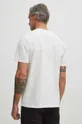 Bavlněné tričko pánské ze strukturovaného úpletu béžová barva <p>98 % Bavlna, 2 % Elastan</p>