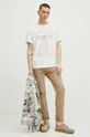 Bavlněné tričko pánské s příměsí elastanu z kolekce L'arte béžová barva <p>95 % Bavlna, 5 % Elastan</p>