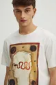 T-shirt bawełniany męski z domieszką elastanu by Józef Hołard, Grafika Polska kolor beżowy Męski