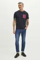 T-shirt bawełniany męski z domieszką elastanu z kolekcji Jane Tattersfield x Medicine kolor granatowy 95 % Bawełna, 5 % Elastan