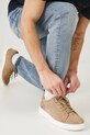 Semišové sneakers boty s pružnou podrážkou béžová barva nízký béžová RS25.OBM305
