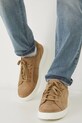 Semišové sneakers boty s pružnou podrážkou béžová barva RS25.OBM305