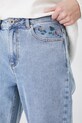 Jeansy damskie mom fit z ozdobnym haftem kolor niebieski niebieski RS25.SJD251
