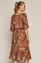 Odzież Wzorzysta sukienka damska z falbanką różowa RW20.SUDB74 różowy