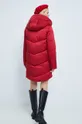 Kabát dámský zateplený červená barva <p> Hlavní materiál: 100% Polyester Podšívka: 100% Polyester Výplň: 100% Polyester</p>