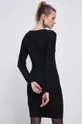 Šaty dámske čierna farba <p> 72 % Polyester, 25 % Metalické vlákno, 3 % Elastan</p>