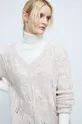 beżowy Sweter damski z efektownym splotem kolor beżowy