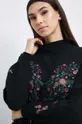 czarny Sweter damski z ozdobnym haftem kolor czarny