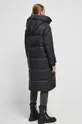Péřový kabát černá barva Hlavní materiál: 100 % Polyamid Podšívka: 100 % Polyester Výplň: 90 % Chmýří, 10 % Peří