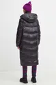 Páperový kabát dámsky prešívaný čierna farba <p>Hlavný materiál: 100 % Polyamid Podšívka: 100 % Polyester Výplň: 80 % Páperie, 20 % Páperie Doplnkový materiál: 100 % Bavlna</p>