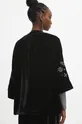 Kimono damskie z ozdobnym haftem kolor czarny Materiał główny: 50 % Poliester, 50 % Wiskoza Podszewka: 100 % Poliester