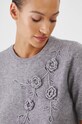 Sweter damski z ozdobną aplikacją kolor szary RW24.SWDA70 szary