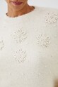 Sweter z domieszką wełny damski z ozdobną aplikacją kolor beżowy RW24.SWDA72