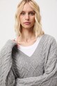 Sweter damski z warkoczowym splotem RW25-SWD073 szary