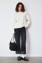 Sweter damski z warkoczowym splotem RW25-SWD609 beżowy RW25