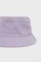 Bavlnený klobúk Guess fialová