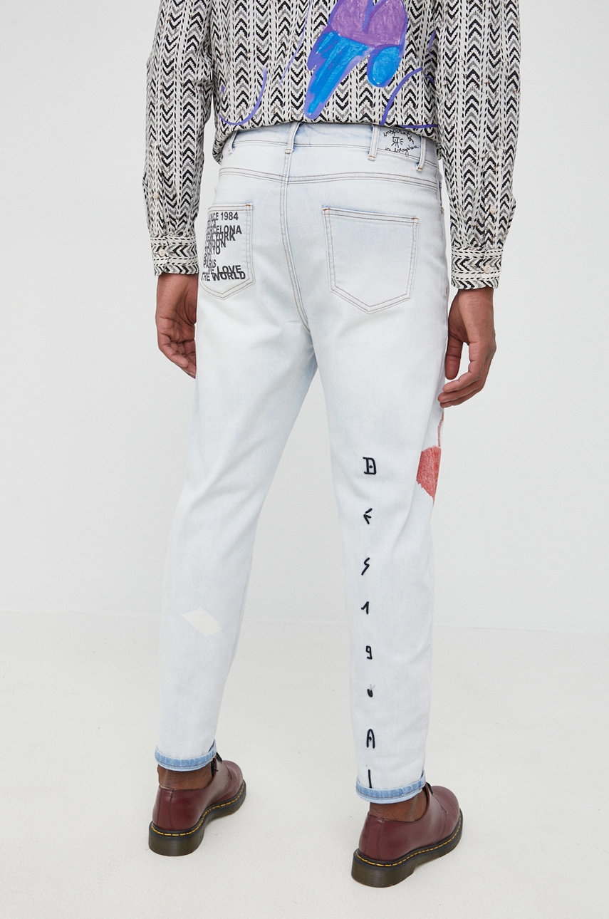 Desigual jeansi  71% Bumbac, 1% Elastan, 26% Poliester , 2% Viscoza Indicatii de ingrijire:  Sa se spele in masina de spalat la 30 de grade, A nu se usca la uscator , A nu se albi, A se calca la temperatura scazuta, A nu se curata chimic