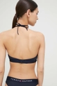 Bikini top Tommy Hilfiger  Κύριο υλικό: 83% Πολυαμίδη, 17% Σπαντέξ Φόδρα: 92% Πολυεστέρας, 8% Σπαντέξ Πλέξη Λαστιχο: 51% Πολυαμίδη, 36% Πολυεστέρας, 13% Σπαντέξ