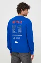 Bombažen pulover Lacoste x Netflix mornarsko modra
