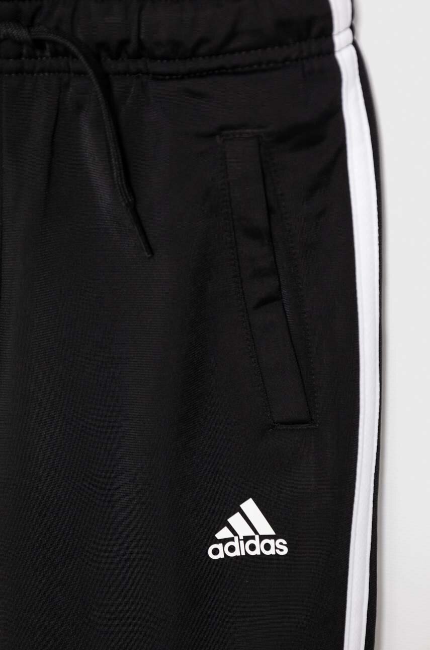 Adidas trening copii G 3S  Materialul de baza: 100% Poliester reciclat Banda elastica: 96% Poliester reciclat, 4% Spandex