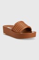 Δερμάτινες παντόφλες DKNY JASNA K4205489.DCG καφέ SS23