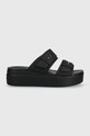 Παντόφλες Crocs Brooklyn Low Wedge Sandal Brooklyn Low Wedge Sandal ίσια πλατφόρμα μαύρο 207431.001