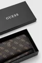 Кошелек Guess  Основной материал: 100% Полиуретан Подкладка: 100% Полиэстер Другие материалы: 100% Натуральная кожа