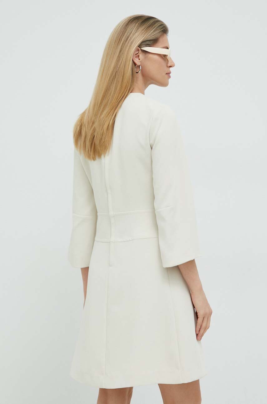 Šaty Bruuns Bazaar Floretta Elice  Základná látka: 51 % Recyklovaný polyester, 49 % Polyester Podšívka: 100 % Polyester