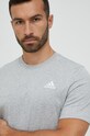 Βαμβακερό μπλουζάκι adidas γκρί IC9288