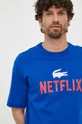 kék Lacoste pamut póló x Netflix