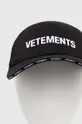 Памучна шапка с козирка VETEMENTS Iconic Logo Cap черен