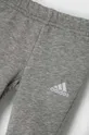 Tepláková súprava pre bábätká adidas Základná látka: 77 % Bavlna, 23 % Recyklovaný polyester Elastická manžeta: 95 % Bavlna, 5 % Elastan