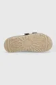 Semišové šľapky UGG Goldencoast Strap Slide Pánsky