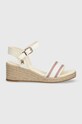 Tommy Hilfiger szandál SHIRTING WEDGE SANDAL FW0FW07887 bézs SS24