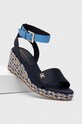 Sandale Tommy Hilfiger COLORFUL WEDGE SATIN SANDAL FW0FW07913 mornarsko plava SS24