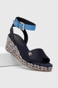 Sandale Tommy Hilfiger COLORFUL WEDGE SATIN SANDAL mornarsko plava