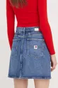 Rifľová sukňa Tommy Jeans Základná látka: 99 % Bavlna, 1 % Elastan Iné látky: 79 % Bavlna, 20 % Recyklovaná bavlna, 1 % Elastan