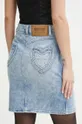Джинсовая юбка Moschino Jeans Основной материал: 99% Хлопок, 1% Эластан Подкладка кармана: 65% Полиэстер, 35% Хлопок