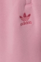 Otroški spodnji del trenirke adidas Originals Glavni material: 70 % Bombaž, 30 % Recikliran poliester Patent: 95 % Bombaž, 5 % Elastan