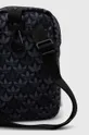 Malá taška adidas Originals Základná látka: 100 % Recyklovaný polyester  Podšívka: 100 % Recyklovaný polyester  Výplň: 100 % Polyetylén