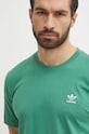 Bavlnené tričko adidas Originals zelená IN0671