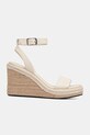 Kožené sandály Calvin Klein WEDGE SANDAL 70 - HE HW0HW02376 béžová SS25