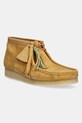 Semišové poltopánky Clarks Originals Wallabee Boot casual žltá 26181131